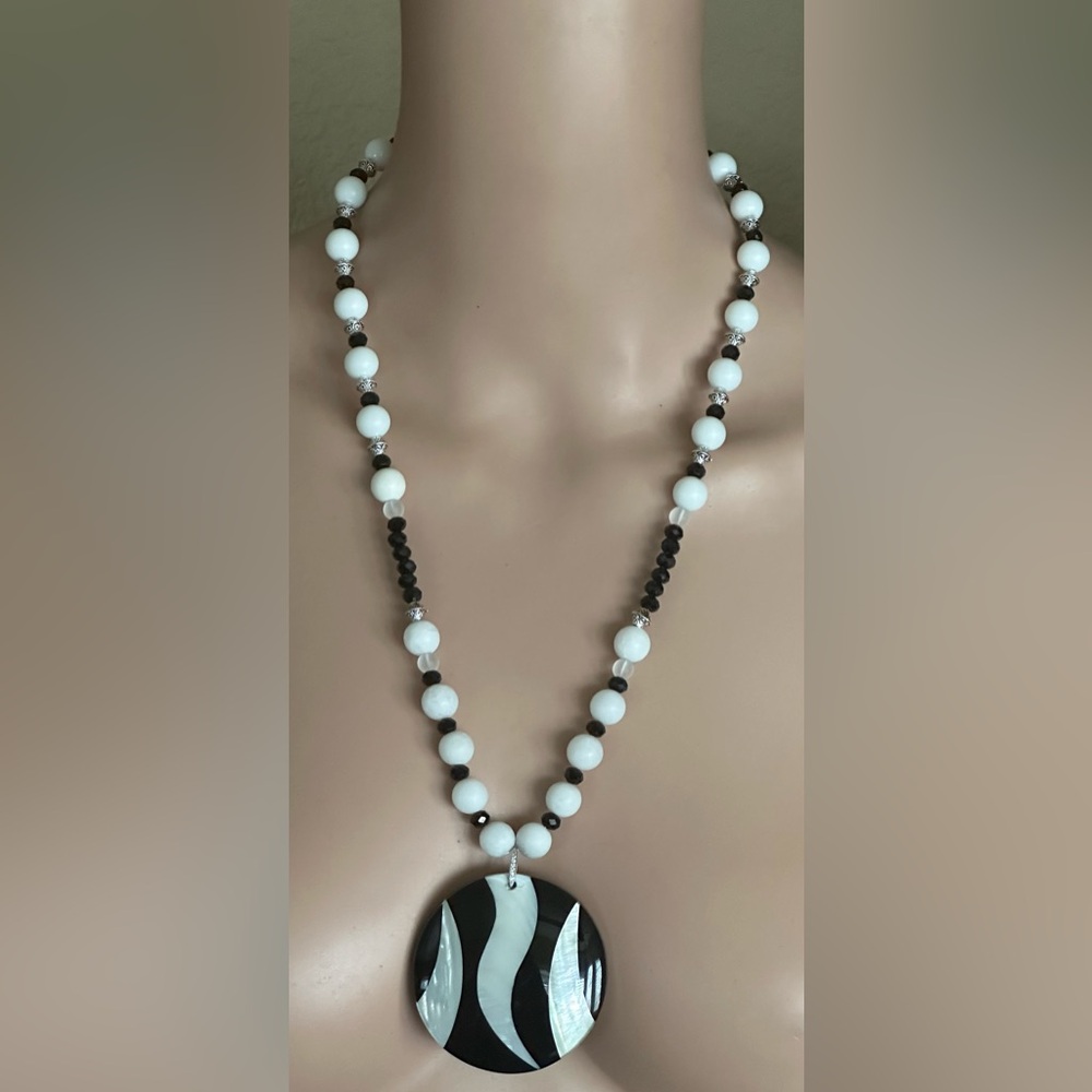 26-1/2 inch Black and White Mother of Pearl Long necklace - Picture 3 of 16